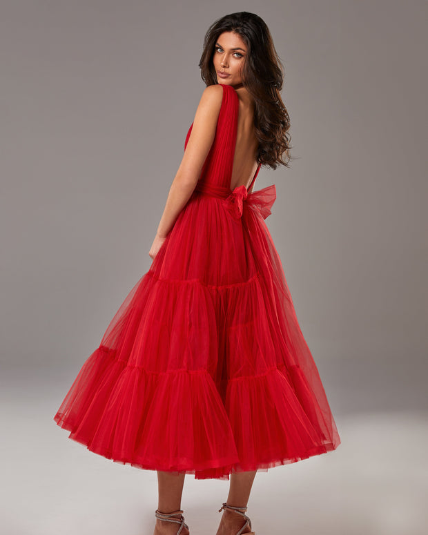 فستان أحمر متوسط الطول بفتحة ياقة عميقة