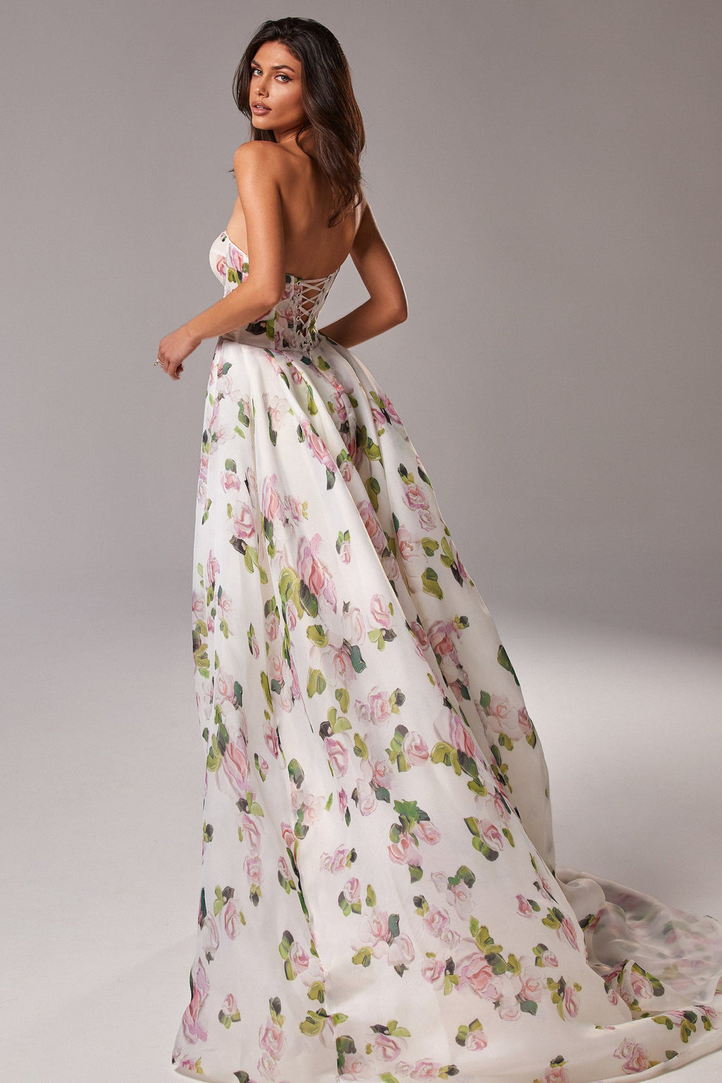 فستان طويل بلون زهر التفاح بدون حمالات بفتحة أمامية