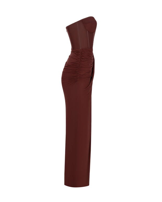 فستان ماكسي بلون الشوكولاتة بأكتاف مكشوفة وفتحة في الفخذ