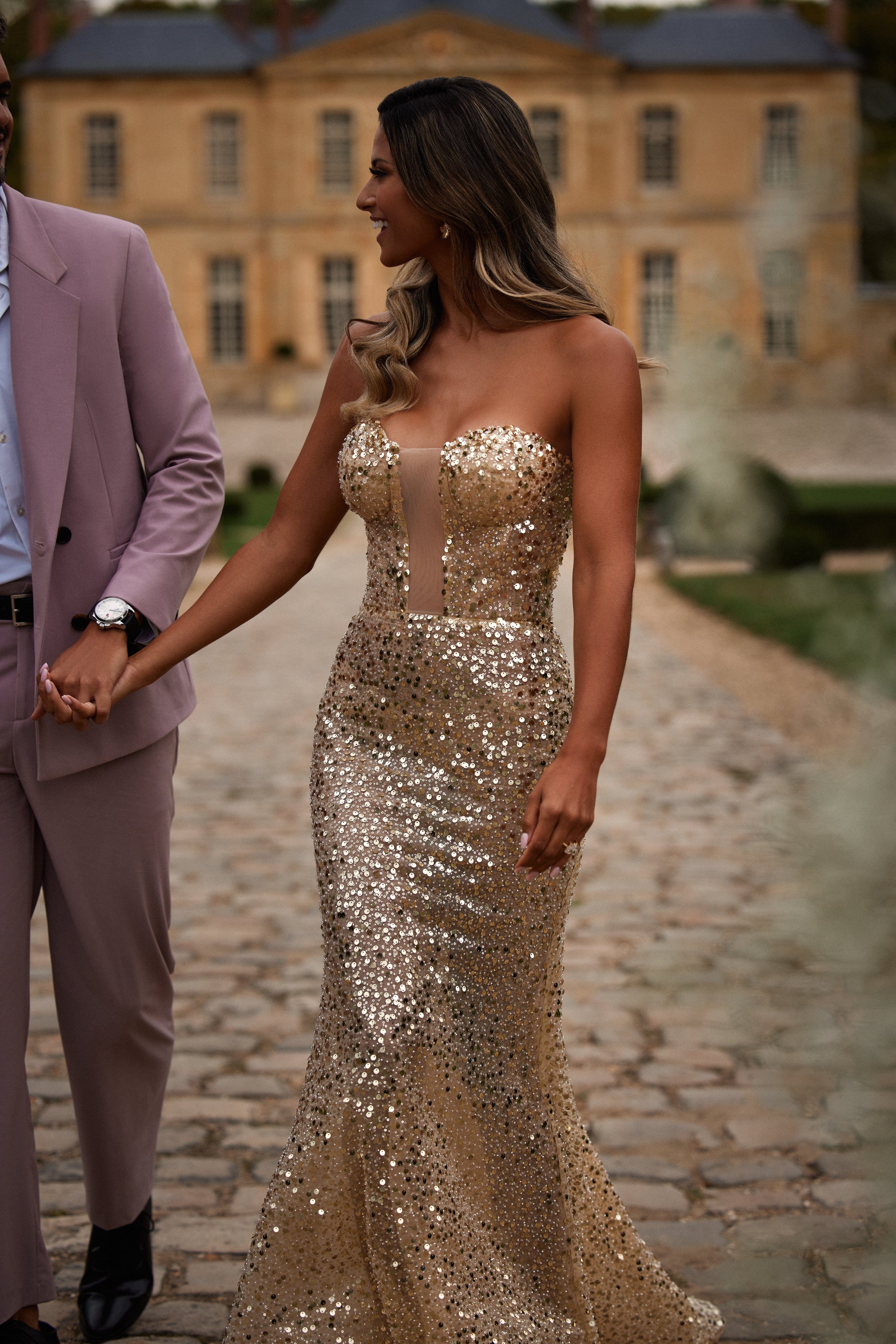 فستان طويل مغطى بالترتر الذهبي