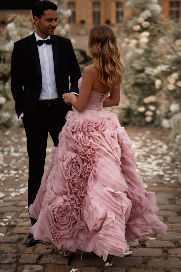 فستان من التول المزهر بشكل كبير باللون الوردي الضبابي