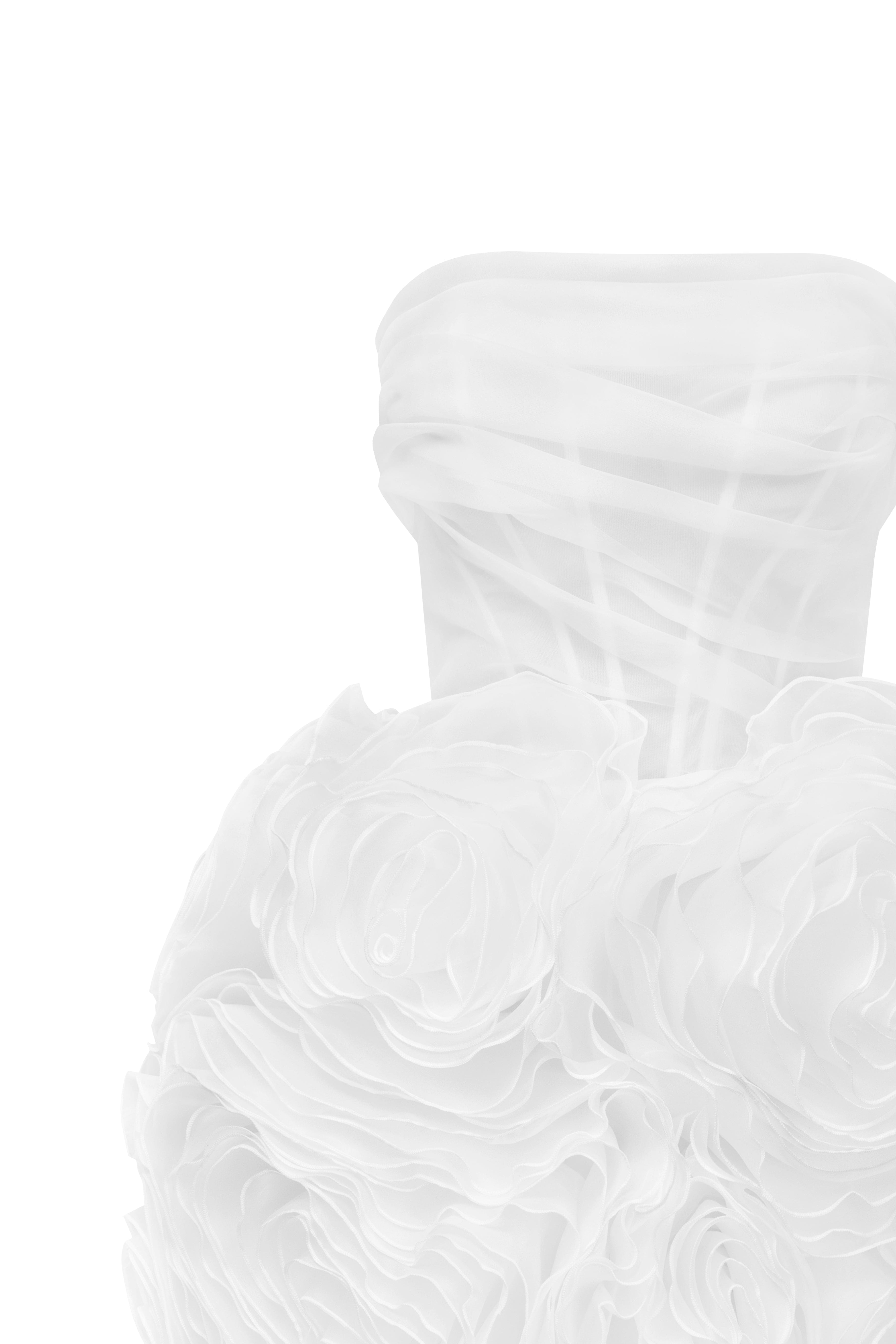 فستان قصير من الأورجانزا باللون الأبيض