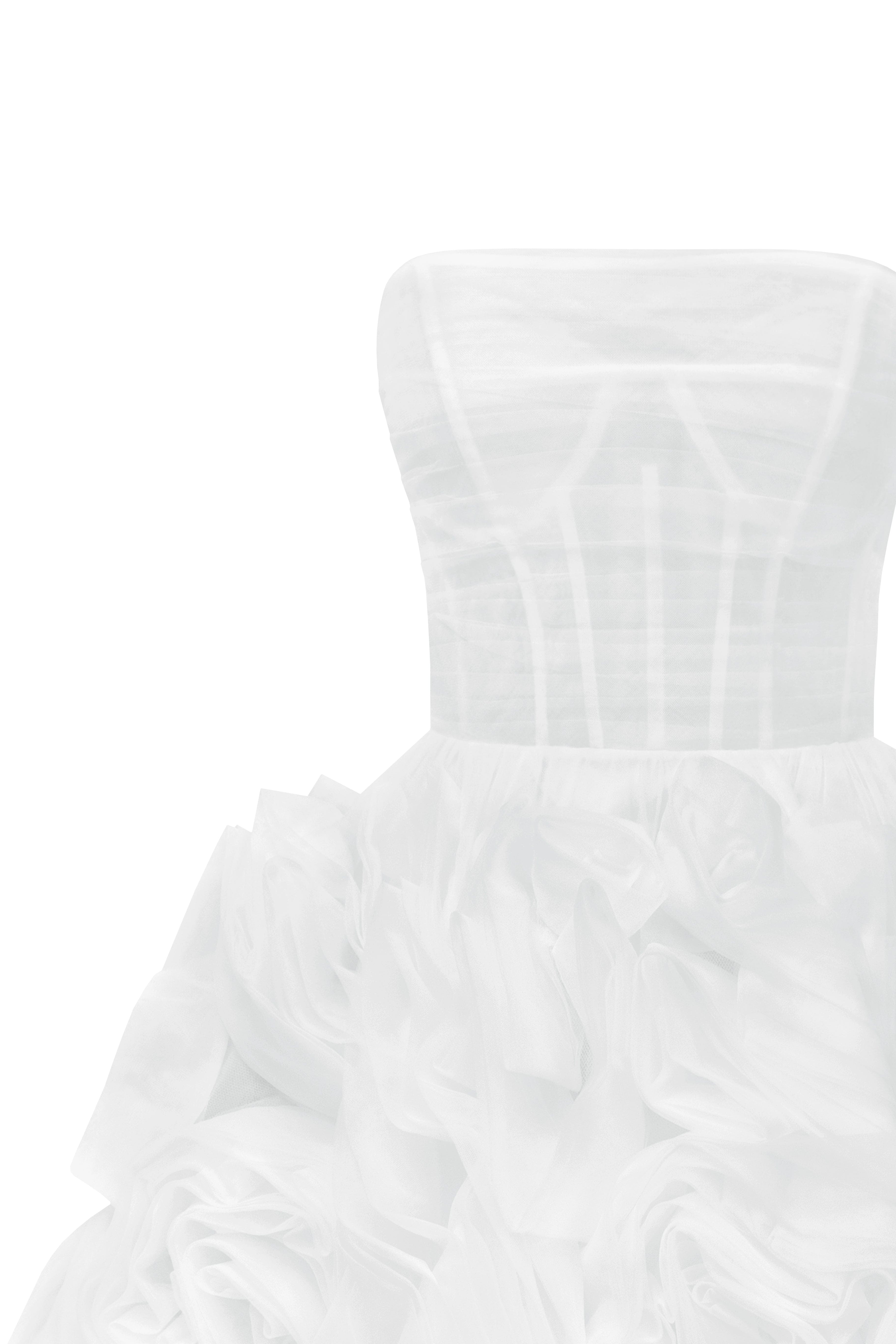 فستان من التول المزهر بشكل كبير باللون الأبيض