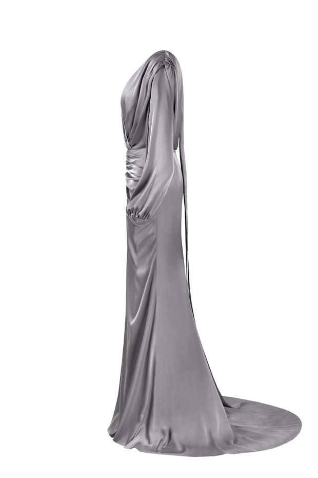 فستان سهرة طويل من الحرير باللون الفضي