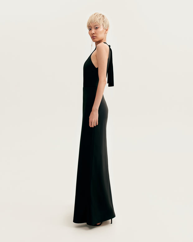 فستان ماكسي من الساتان باللون الأسود الكلاسيكي