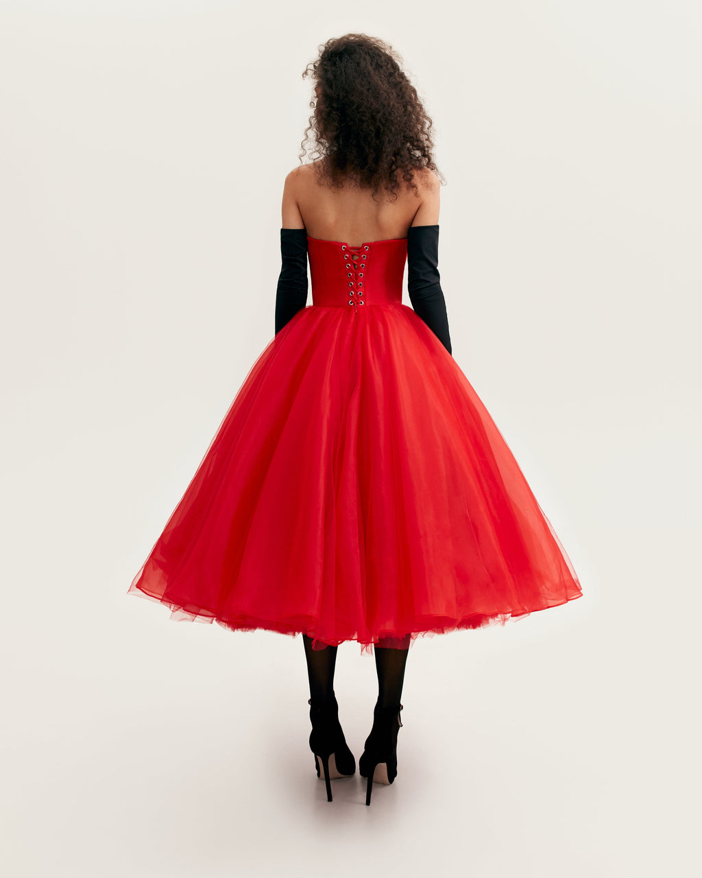 فستان أورجانزا أحمر مثير مزين بتوقيع ميلا وقفازات سوداء