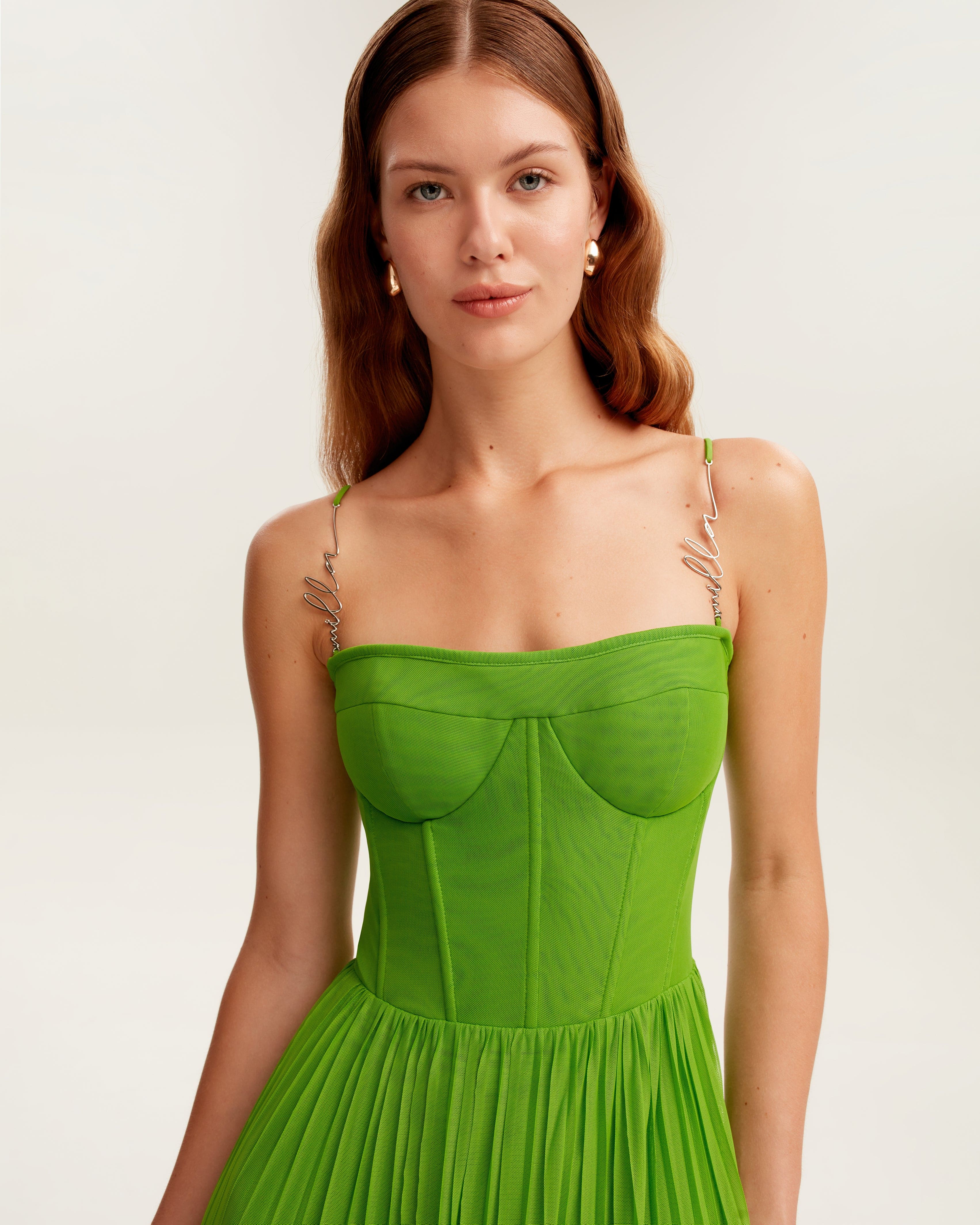 فستان ماكسي أخضر بأشرطة سباغيتي