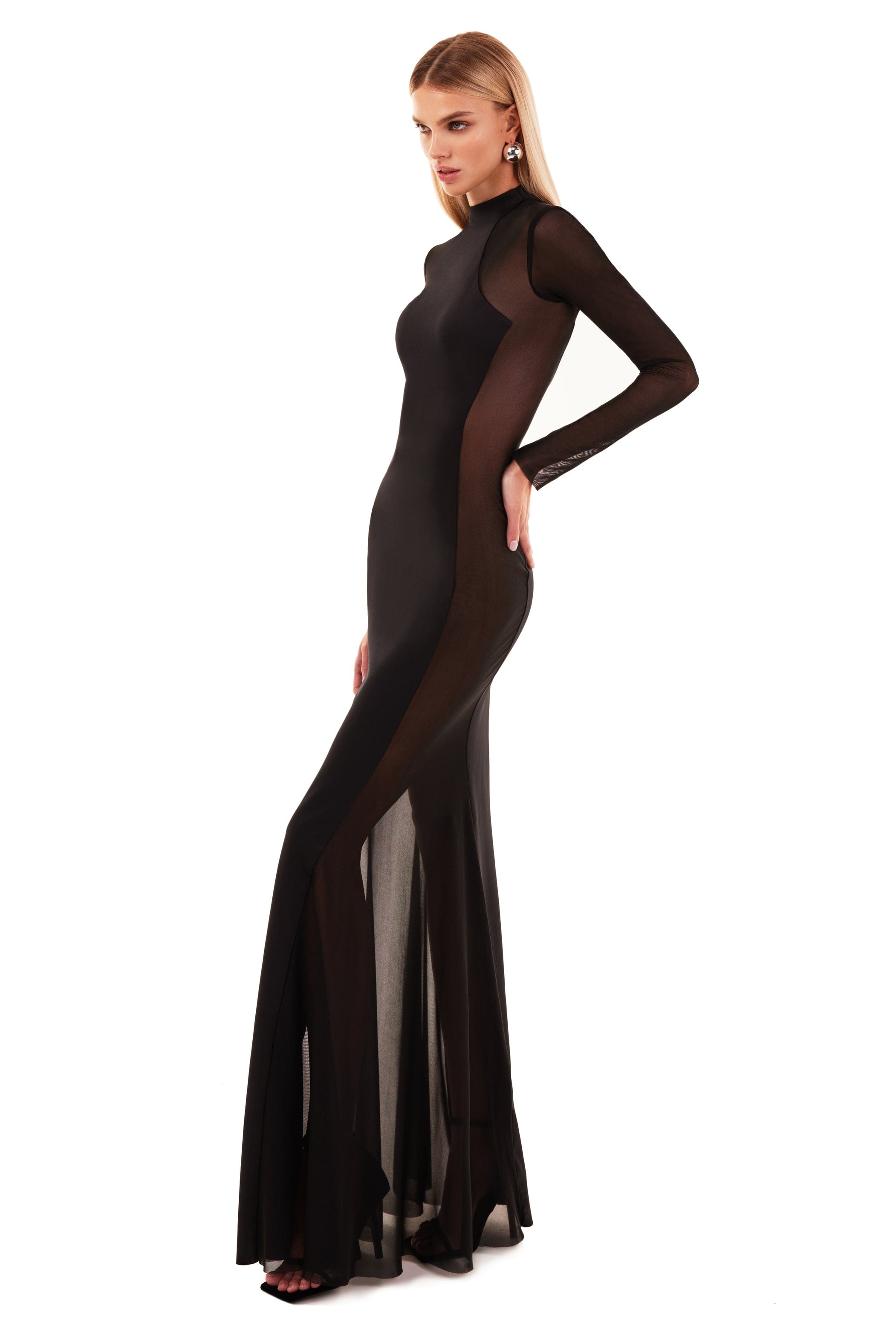 فستان باللون الأسود مع إضافات شبه شفافة