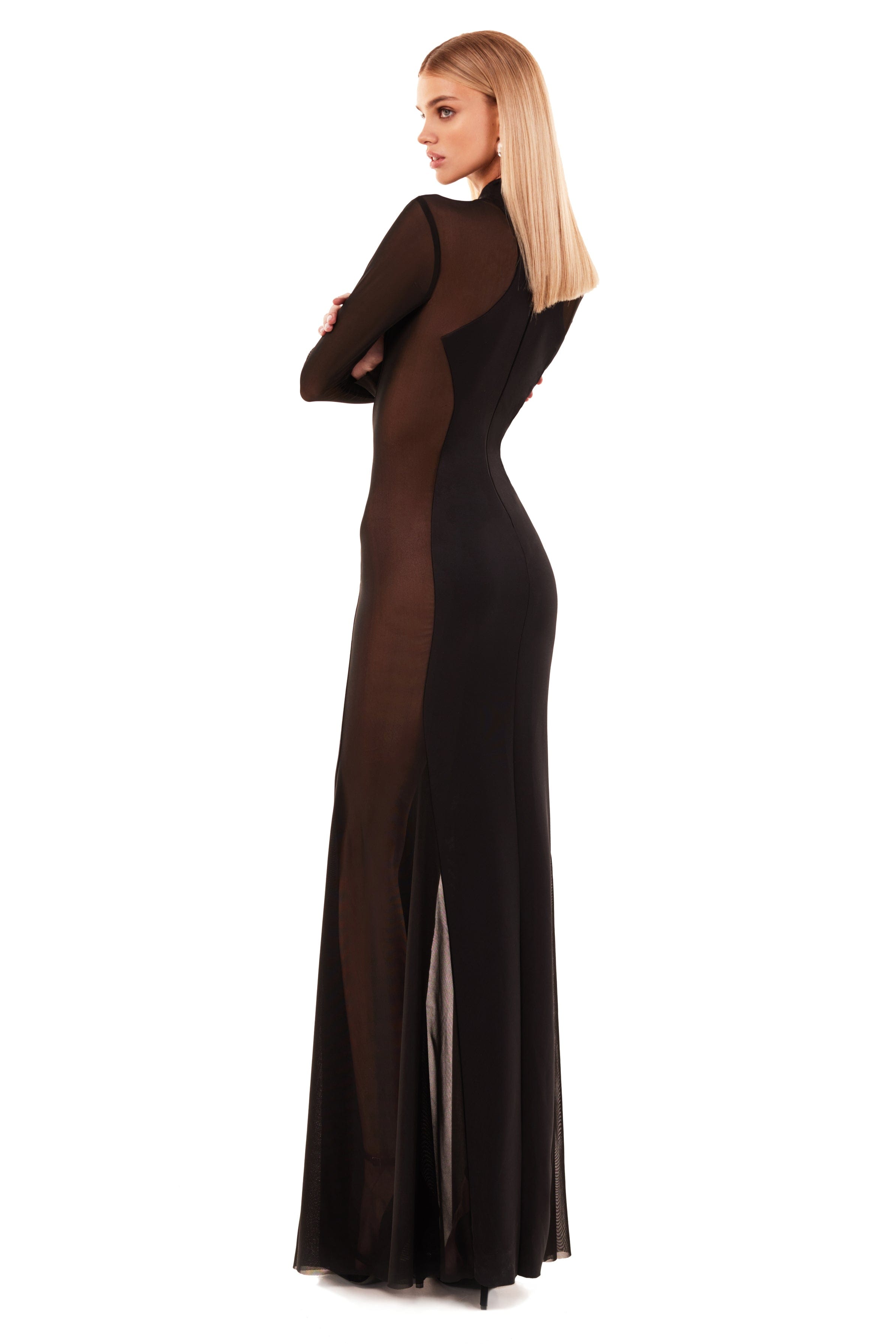 فستان باللون الأسود مع إضافات شبه شفافة