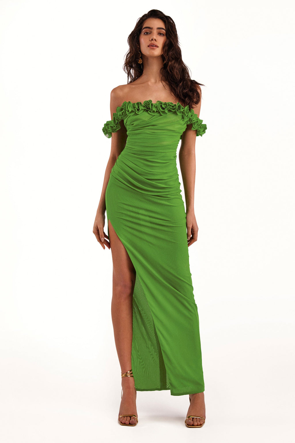 فستان سهرة أنيق مكشوف الأكتاف باللون الأخضر