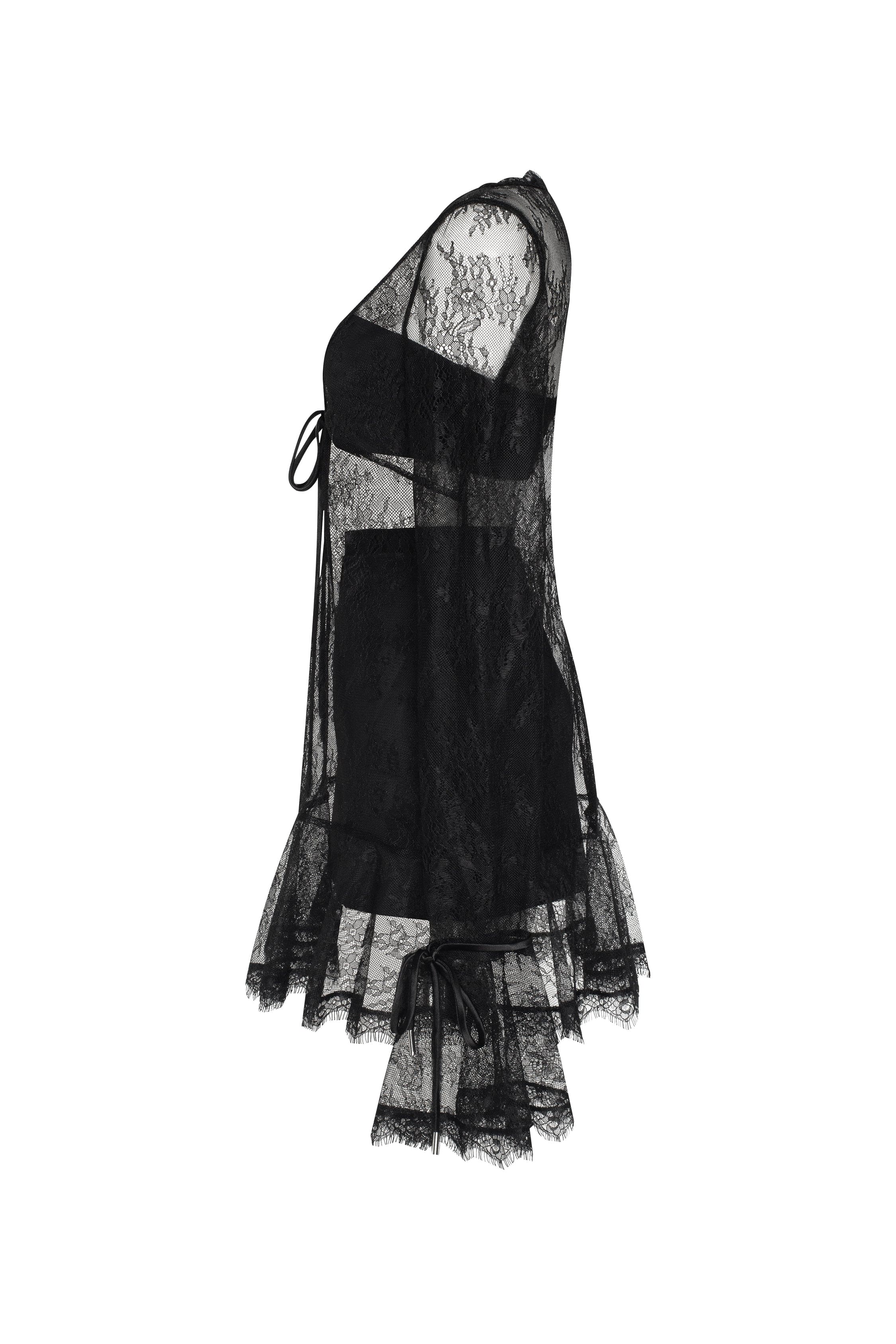 فستان قصير جذاب من الدانتيل شبه الشفاف باللون الأسود