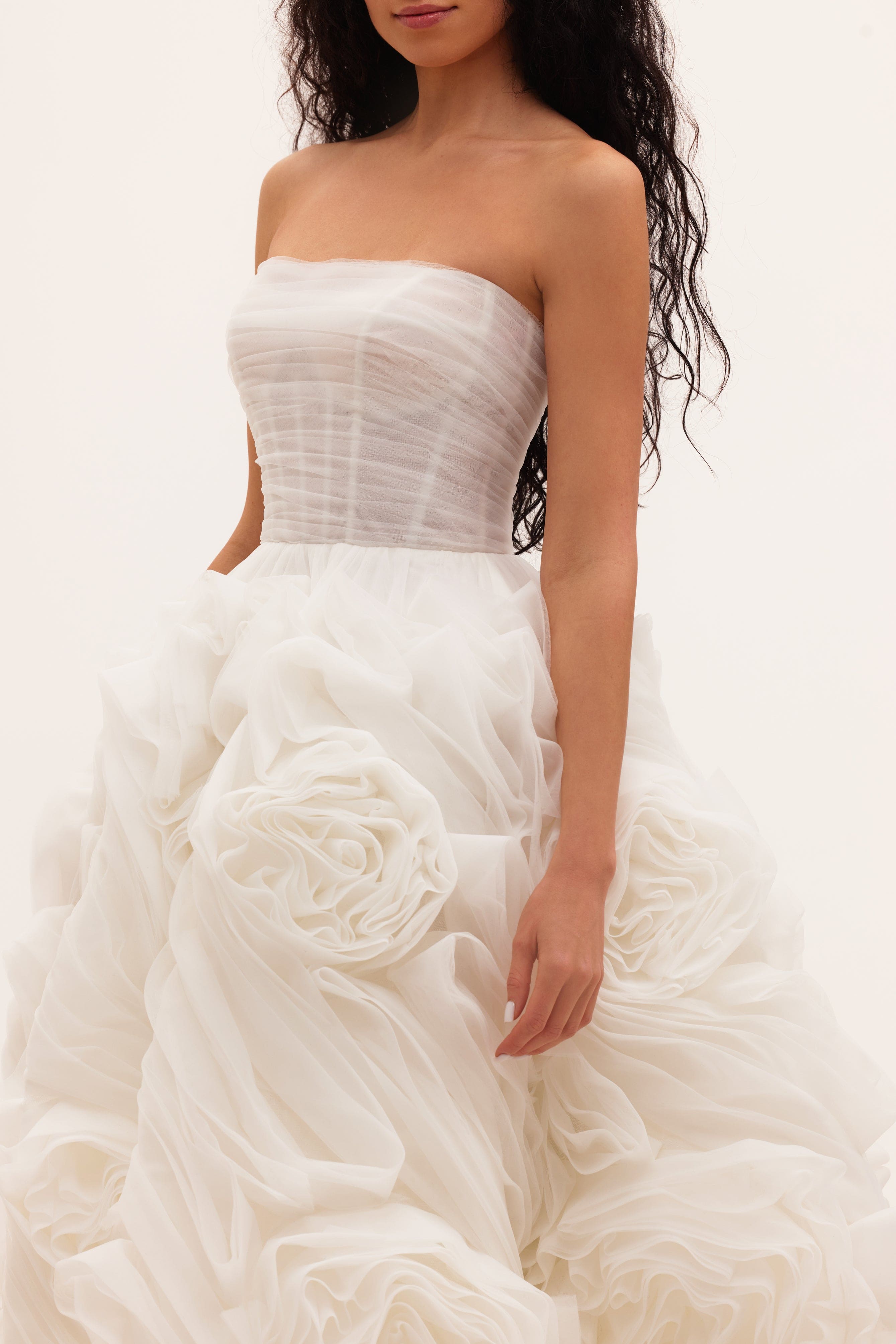 Dramatically flowered tulle dress in white ➤➤ Milla Dresses