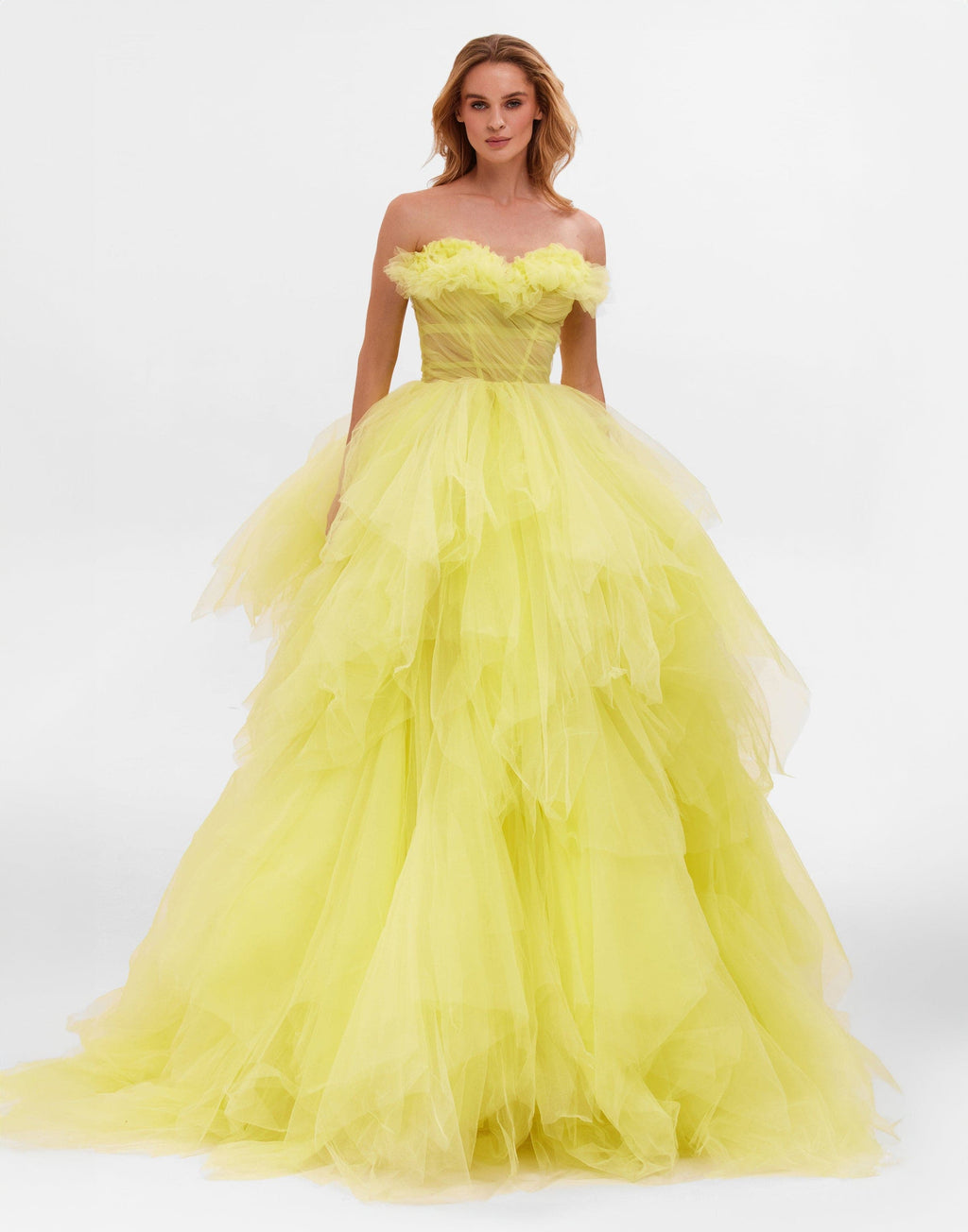 فستان طويل بتصميم خيالي ذو طبقات مكشكشة باللون الأصفر الزاهي