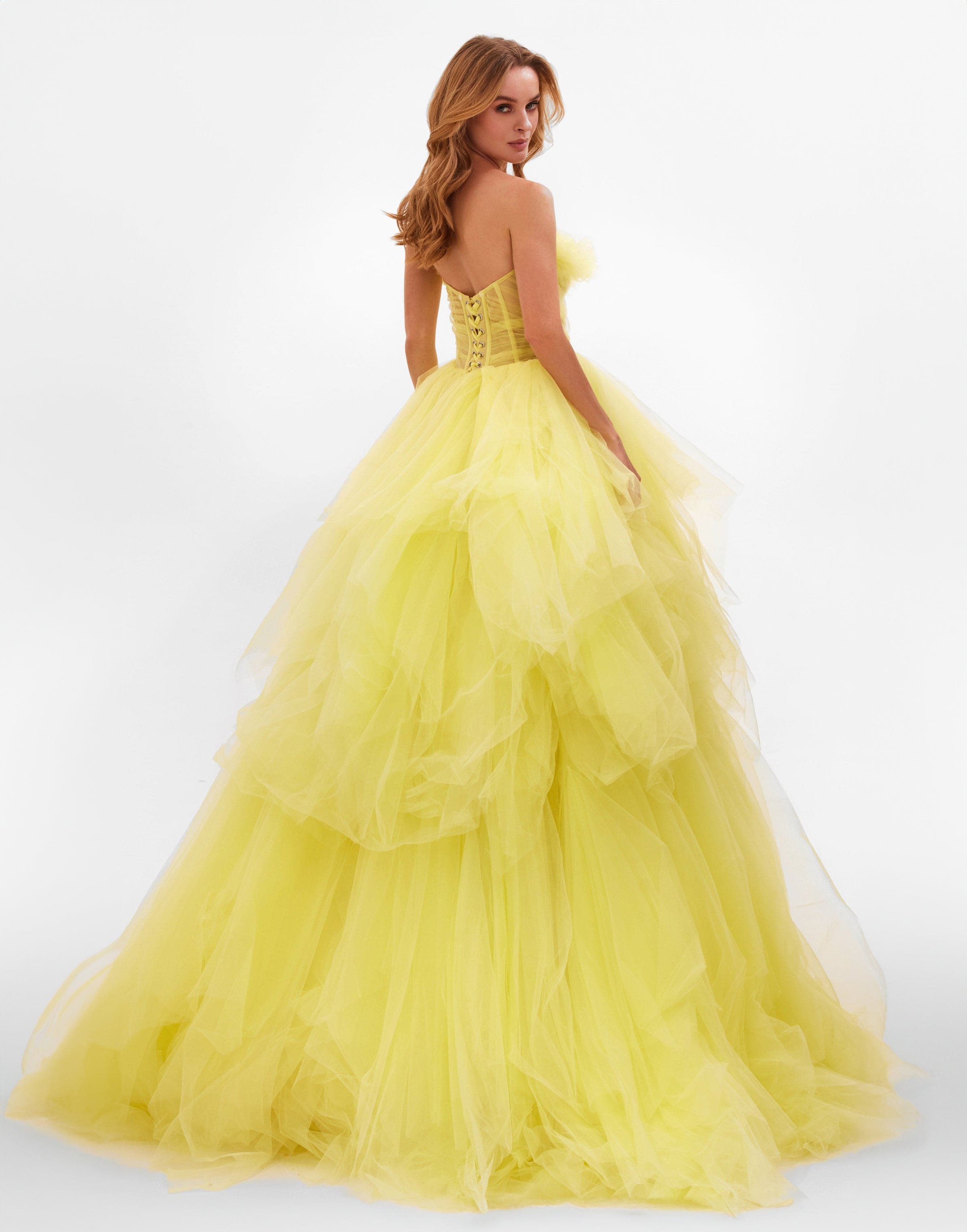فستان طويل بتصميم خيالي ذو طبقات مكشكشة باللون الأصفر الزاهي