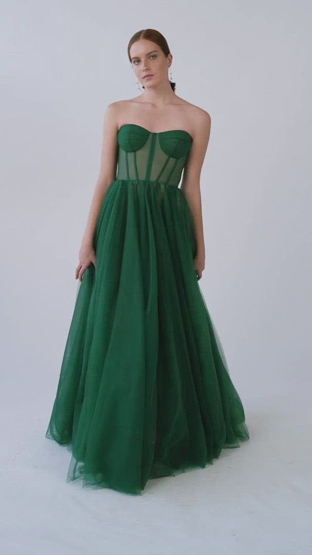 فستان طويل من التول باللون الأخضر الزمردي مع مشد بوستير